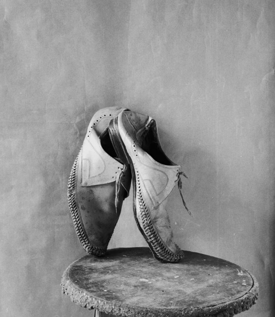 Espacio muerto con zapatos, 1983.Albero García-Alix. Colección Alcobendas