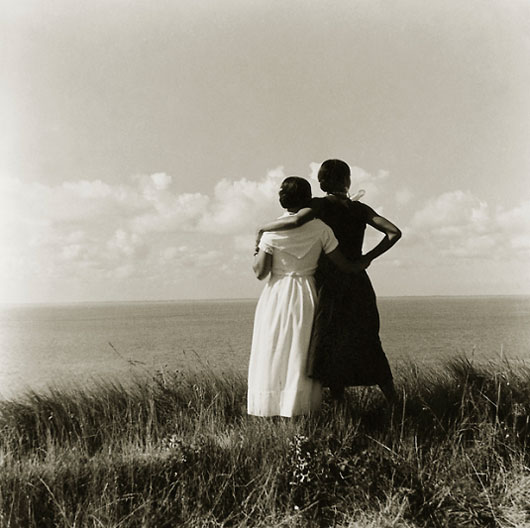 Madeleine y Clo de espaldas en las dunas., Meschers, 1931. Pitou