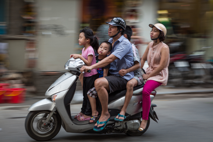 Omnifoto--tecnica-de-barrido---Familia-en-moto,-Vietnam