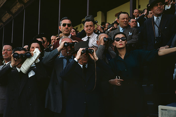  Robert Capa, [espectadores en el hipódromo de Longchamp, París], ca. 1952. © / Centro Internacional de Fotografía de Robert Capa / Magnum Photos. 
